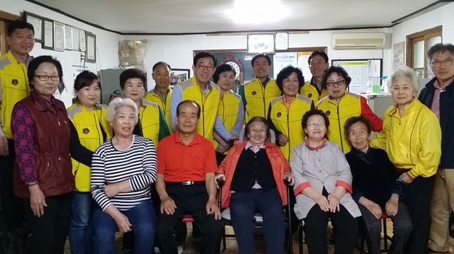 ▲ 광명시 학온동 누리복지협의체는 관내 9개 경로당에 안마기를 전달했다. 광명시 제공
