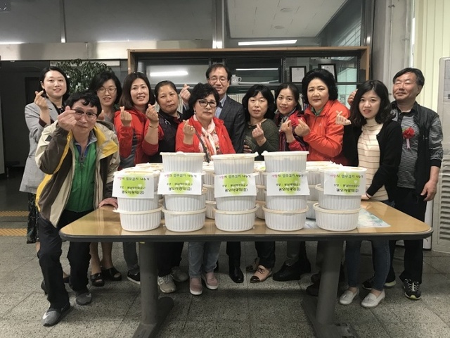 ▲ 광명시 광명5동 광오사랑회와 광남새마을금고 봉사단은 2일, '사랑의 열무김치 담기' 행사를 가졌다. 광명시 제공
