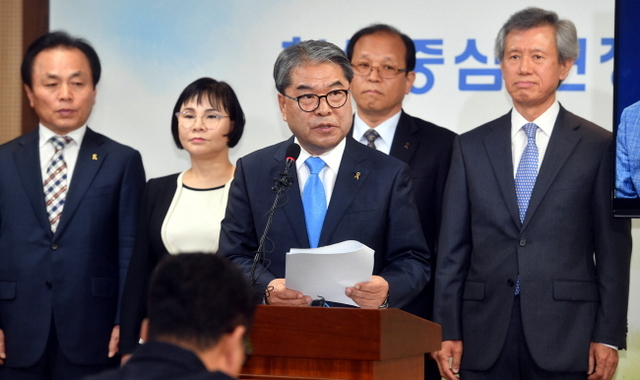 이재정 경기도교육감 예비후보가 3일 경기도교육청 브리핑룸에서 열린 재선을 위한 경기도교육감 선거 출마 기자회견에서 “앞으로의 4년은, 학교를 가장 안전한 곳으로 만들겠다”고 밝히고 있다.전형민기자 