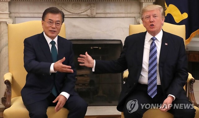 지난 2017년 6월 30일 오전(현지시간) 미국 워싱턴 백악관에서 열린 한미 단독정상회담에서 발언하고 있는 문재인 대통령(왼쪽)과 도널드 트럼프 미국 대통령. 연합뉴스