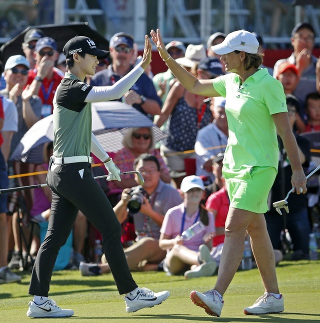 ▲ 박성현(왼쪽)이 7일 미국 텍사스주 더콜로니의 올드 아메리칸 골프클럽(파71)에서 열린 LPGA 투어 볼런티어스 오브 아메리카 텍사스 클래식 최종라운드 18번홀에서 버디로 경기를 마친 뒤 줄리 잉스터와 하이파이브를 하고 있다.연합뉴스