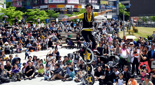 ▲ 7일 안산문화광장에서 열린 ‘2018 안산국제거리극축제’에서 외발자전거 서커스 공연을 하고 있다. 이번 축제는 14개국 73작품이 출품돼 지난 5일부터 7일까지 3일간 안산문화광장, 화랑유원지, 안산시 일대에서 세계각국의 예술인들의 공연이 펼쳐졌다. 전형민기자