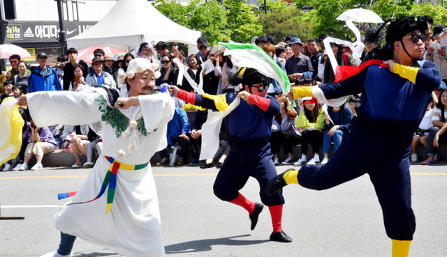 ▲ 7일 안산문화광장에서 열린 ‘2018 안산국제거리극축제’에서 당골포차 공연을 하고 있다. 이번 축제는 14개국 73작품이 출품돼 지난 5일부터 7일까지 3일간 안산문화광장, 화랑유원지, 안산시 일대에서 세계각국의 예술인들의 공연이 펼쳐졌다. 전형민기자