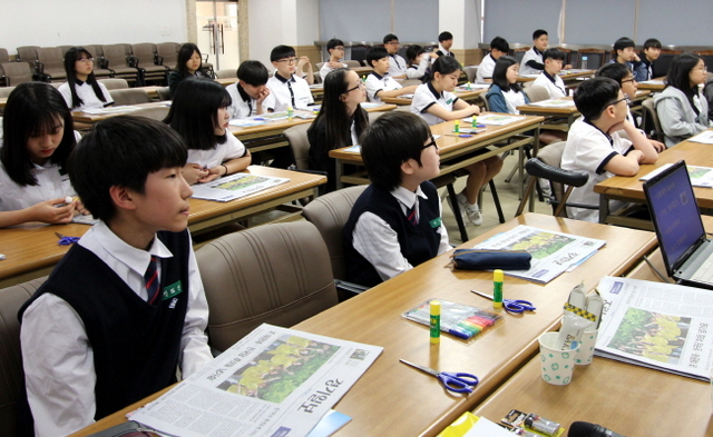 ▲ 오산중학교 학생들이 4일 수원 경기일보 본사에서‘1일 기자체험-띵동, 기사 배달왔습니다’에 참여, 기자역활 및 신문제작을 체험하고 있다. 경기일보가 경기·인천지역 중학생을 대상으로 실시하는 1일 기자체험은 중학교 자유학기제 취지에 맞춰 토론·실습·체험을 중심으로 이뤄진다. 김시범기자