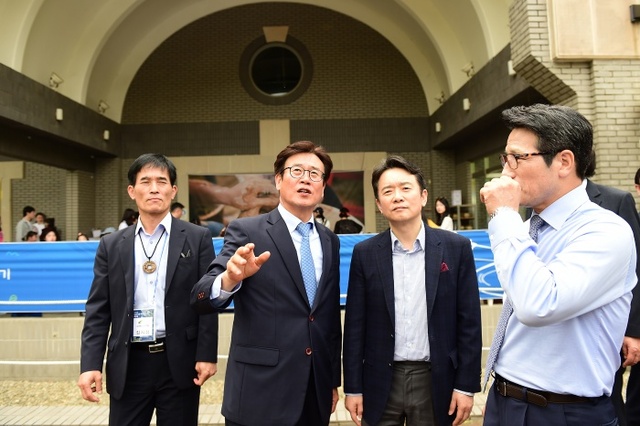 ▲ 도자기축제  부시장 남지사 등