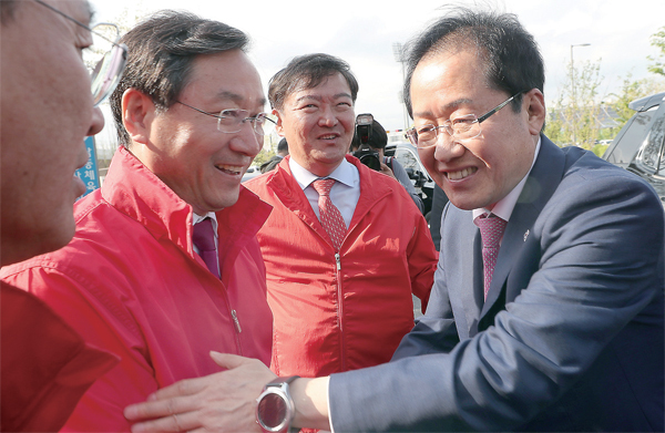 ▲ 자유한국당 홍준표 대표와 유정복 인천시장이 8일 오후 인천시 남동구 남동체육관에서 열린 ‘6·13 지방선거 자유한국당 인천 필승결의대회’에 참석해 인사하고 있다. 연합뉴스
