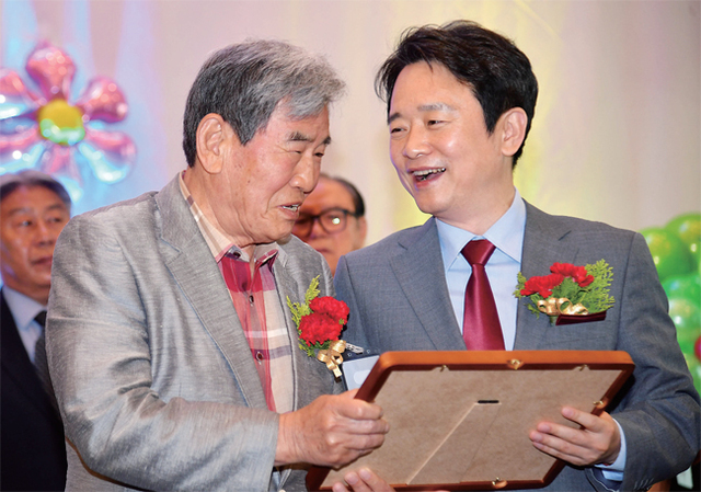 예비후보 등록을 하루 앞둔 자유한국당 남경필 경기도지사가 8일 수원 노블레스웨딩 컨벤션에서 열린 ‘제46회 어버이날 행사’에 참석해 유공자에 대한 표창을 하고 있다. 전형민기자