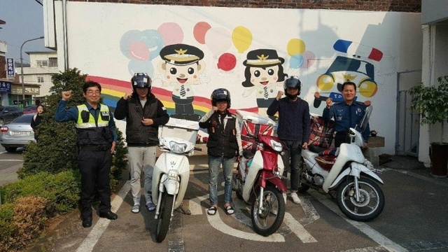 ▲ 이륜차 안전모전달