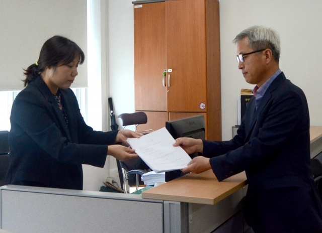 ▲ 곽상욱 예비후보가 9일 오전 화성동부경찰서를 방문해 문영근 예비후보에 대한 고소장을 접수하고 있다.