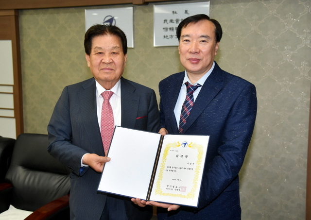 ▲ 9일 수원 경기일보 사옥에서 열린 본보 운세집필위원 위촉장 수여식에서 신항철 경기일보 대표이사 사장이(왼쪽) 서일관 집필위원에게 위촉장을 전달하고 있다. 김시범기자
