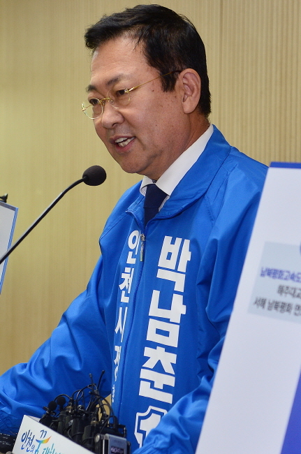 ▲ 9일 오전 예비후보 등록을 마친 더불어민주당 박남춘 인천시장 후보가 인천시청 기자실에서 선거공약 발표를 하고 있다. 장용준기자