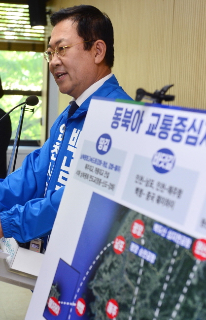 ▲ 9일 오전 예비후보 등록을 마친 더불어민주당 박남춘 인천시장 후보가 인천시청 기자실에서 선거공약 발표를 하고 있다. 장용준기자