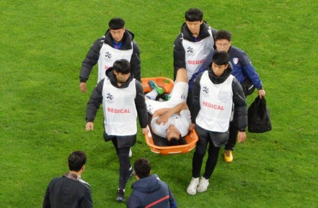 ▲ 수원 삼성의 염기훈이 지난 9일 울산 문수경기장에서 열린 2018 아시아축구연맹(AFC) 챔피언스리그 16강 1차전 울산 현대와 원정경기에서 부상으로 후반 들것에 실려 나오고 있다.연합뉴스