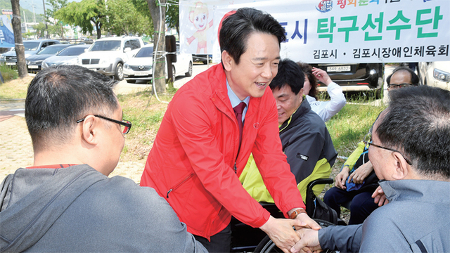 자유한국당 남경필 경기도지사 예비후보가 10일 양평군 일원에서 열린 제8회 경기도장애인체육대회 탁구경기장을 찾아 선수 및 관계자들과 인사를 나누고 있다. 김시범기자