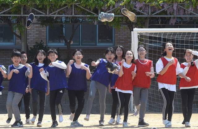 10일 오전 화창한 날씨속에 미니 운동회 행사가 열린 인천시 부평구 용마초교 운동장에서 6학년 학생들이 즐거운 모습으로 '신발 양궁' 경기를 하고 있다.장용준기자