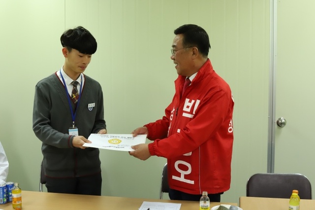 ▲ 성남시 청소년행복의회 의장이 자유한국당 박정오 성남시장후보에게 정책 공약서를 전달하고 있다. 사진=박정오 후보 측 제공