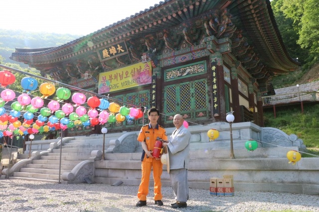 ▲ 군포소방서장(좌), 주지스님(우)