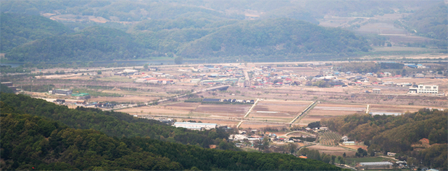 ▲ ‘판문점 선언’ 발표 이후 경기 북부 접경지역의 부동산에 대한 관심이 폭발 수준이다. 땅 주인들은 호가를 2배 이상 부르거나 땅을 팔지 않겠다고 마음을 바꿔 줄줄이 계약이 보류되고 있다. 사진은 파주 접경지역의 한 마을. 연합뉴스