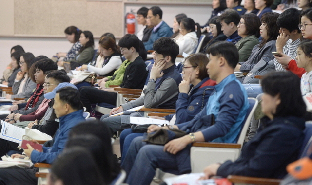 ▲ 12일 오후 2019 대입이해 성공전략 및 수능대비 학습전략 소개를 위한 인천지역 대입 설명회가 열린 인천시 계양구 경인여대 대강당에서 수험생들과 학부모들이 집중해 강의를 경청하고 있다.장용준기자