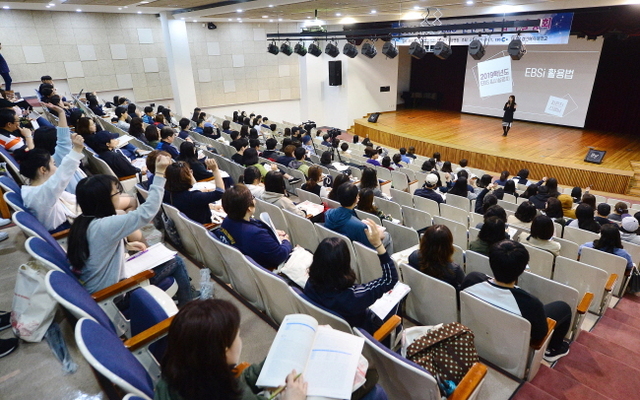 ▲ 12일 오후 2019 대입이해 성공전략 및 수능대비 학습전략 소개를 위한 인천지역 대입 설명회가 열린 인천시 계양구 경인여대 대강당에서 수험생들과 학부모들이 집중해 강의를 경청하고 있다.장용준기자