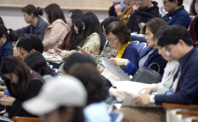 ▲ 12일 오후 2019 대입이해 성공전략 및 수능대비 학습전략 소개를 위한 인천지역 대입 설명회가 열린 인천시 계양구 경인여대 대강당에서 수험생들과 학부모들이 집중해 강의를 경청하고 있다.장용준기자