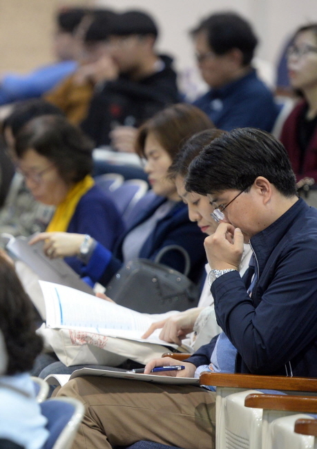 ▲ 12일 오후 2019 대입이해 성공전략 및 수능대비 학습전략 소개를 위한 인천지역 대입 설명회가 열린 인천시 계양구 경인여대 대강당에서 수험생들과 학부모들이 집중해 강의를 경청하고 있다.장용준기자