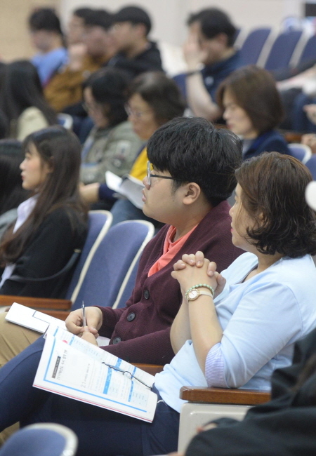 ▲ 12일 오후 2019 대입이해 성공전략 및 수능대비 학습전략 소개를 위한 인천지역 대입 설명회가 열린 인천시 계양구 경인여대 대강당에서 수험생들과 학부모들이 집중해 강의를 경청하고 있다.장용준기자