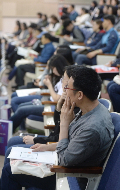 ▲ 12일 오후 2019 대입이해 성공전략 및 수능대비 학습전략 소개를 위한 인천지역 대입 설명회가 열린 인천시 계양구 경인여대 대강당에서 수험생들과 학부모들이 집중해 강의를 경청하고 있다.장용준기자