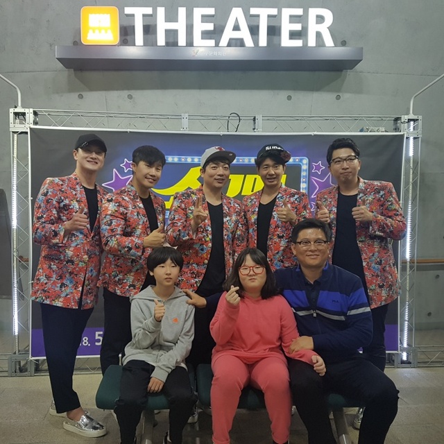 ▲ 지난12일 오후 5시 인천 중구문화회관에서 열린 버라이어티 개그쇼 쇼그맨 공연후 출연진이 관람객과 기념촬영을 하고있다.