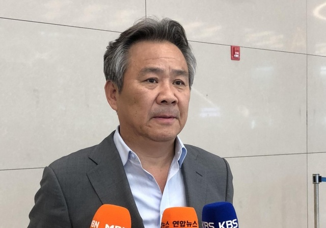 ▲ 지난 13일 스위스 로잔에서 셰이크 아흐마드 알사바 OCA 의장을 만나고 14일 인천공항을 통해 귀국한 이기흥 대한체육회장이 자카르타-팔렘방 아시안게임에서의 남북 단일팀 구성에 대한 논의 결과를 설명하고 있다.연합뉴스