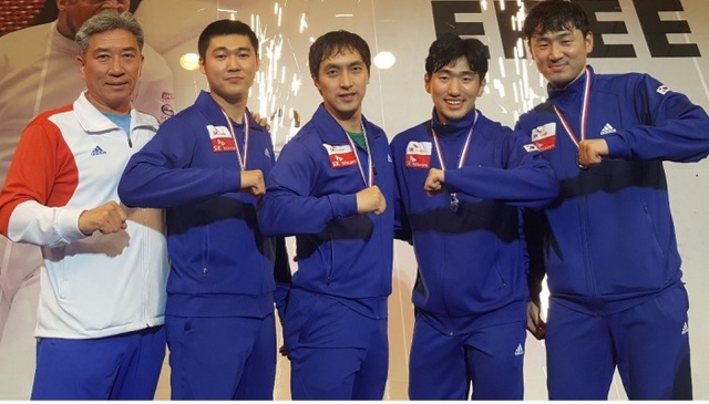 ▲ 2018 파리국제월드컵펜싱대회 남자 에페 단체전에서 준우승, 한국 펜싱 사상 처음으로 한 시즌 월드컵 5개 대회 연속 메달을 획득한 한국 대표팀의 양달식 감독과 정병찬, 박경두, 박상영, 정진선(왼쪽부터)이 시상식 후 기념촬영을 하며 포즈를 취하고 있다.에페 대표팀 제공