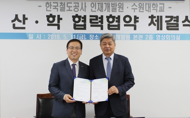 ▲ 왼쪽부터 인재개발원 장영철 원장, 수원대 박진우 총장