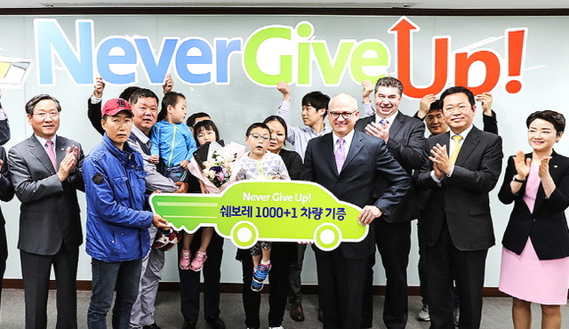 ▲ 14일 오전 한국GM 1000+1대 차량 기증식이 열린 인천시 부평구 부평공장에서  유정복 인천시장과  윤덕희씨 가족, 임한택 금속노조 한국GM지부장, 배리 엥글 GM 해외사업부문 사장, 카허 카젬 한국GM 사장, 박남춘 더불어민주당 인천시장 예비후보 (왼쪽부터) 등이 기념촬영을 하고있다. 한국GM 제공