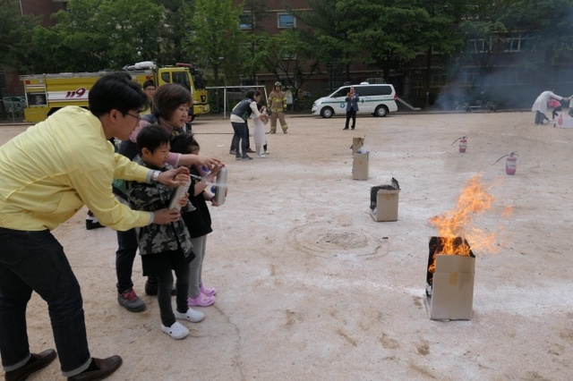 ▲ 군포 유치원생 소방 훈련