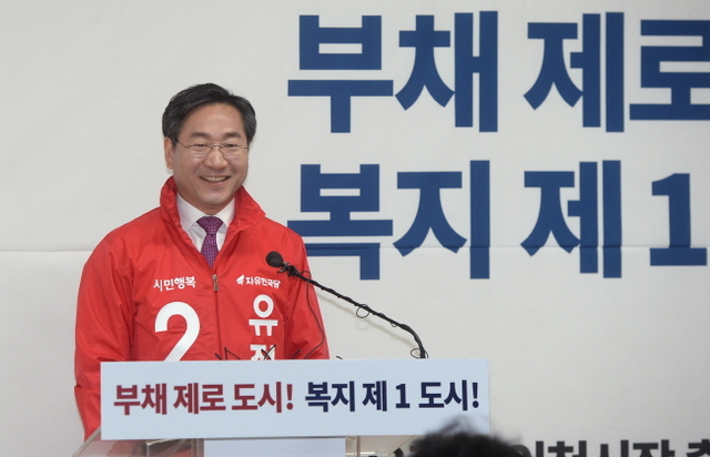 ▲ 15일 오전 재선에 도전하는 자유한국당 유정복 인천시장이 예비후보 등록을 마친후 인천시청 기자실에서 출마 기자회견을 하고 있다.장용준기자