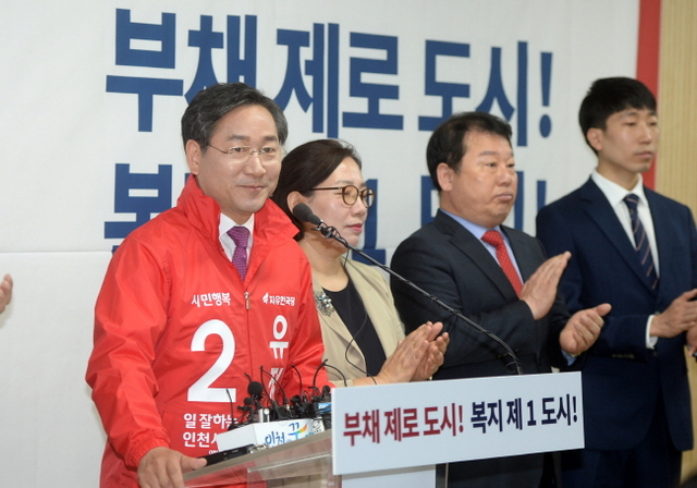 ▲ 15일 오전 재선에 도전하는 자유한국당 유정복 인천시장이 예비후보 등록을 마친후 인천시청 기자실에서 출마 기자회견을 하고 있다.장용준기자