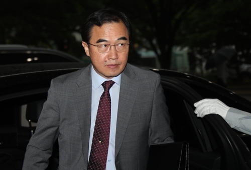 ▲ 북한이 남북고위급회담을 전격 취소한 16일 오전 조명균 통일부 장관이 서울 세종로 정부서울청사로 출근하고 있다.  북한은 이날 새벽 0시30분께 고위급회담 북측 대표단 단장인 리선권 조국평화통일위원회 위원장 명의의 통지문을 보내 한미 공군의 연례적 연합공중훈련인 '맥스선더'를 문제 삼아 회담을 '무기 연기'한다고 알려왔다. 연합뉴스