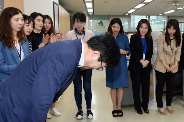 염태영 수원시장이 후보등록을 하루 앞둔 16일 공직자들에게 인사를 하고 있다.