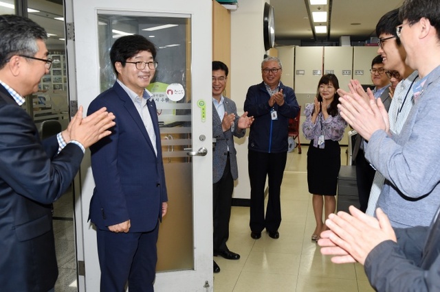 수원시 공직자들이 인사차 부서를 찾은 염태영 수원시장을 박수로 맞이하고 있다.