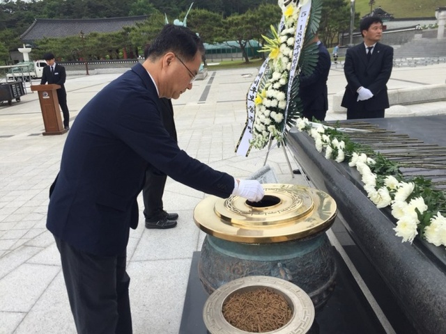 ▲ 송주명 경기도교육감 예비후보 518민주묘지 참배2