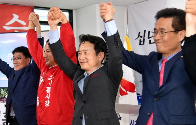 ▲ 16일 시흥시 정왕동 자유한국당 곽영달 시흥시장 예비후보 선거사무소 개소식에서 남경필 자유한국당 경기도지사 예비후보, 곽영달 시흥시장 예비후보, 함진규 자유한국당 정책위의장 등 참석자들이 손을 맞잡고 필승을 다짐하고 있다.전형민기자
