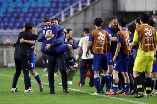 ▲ 16일 오후 경기도 수원시 팔달구 수원월드컵경기장에서 열린 2018 아시아축구연맹(AFC) 챔피언스리그 16강 2차전 수원 삼성 블루윙즈와 울산 현대 FC의 경기. 울산을 3-0으로 꺾고 8강 진출에 성공한 수원 선수들과 코치들이 서로를 감싸안고 환호하고 있다. 연합뉴스