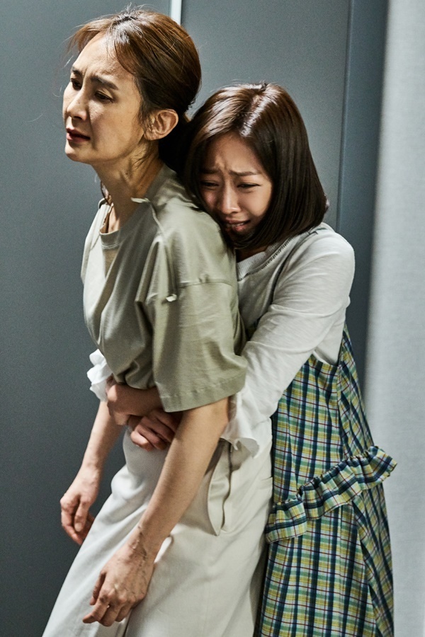 ▲ '이별이 떠났다'의 채시라와 조보아. 슈퍼문픽처스, PF엔터테인먼트