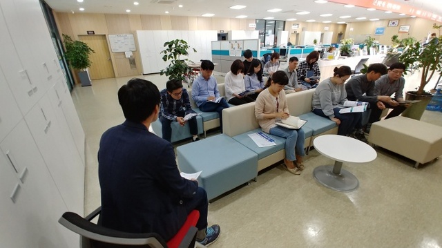 ▲ 화성 양감면에서 진행된 ‘수원전투비행장 이전 계획 바로알기’ 직원 순회 교육 모습.화성시 제공
