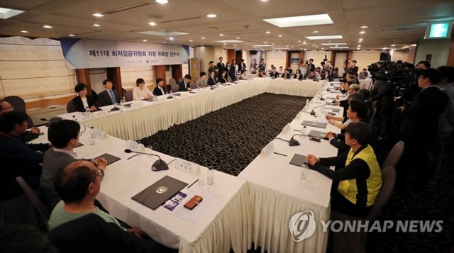 ▲ 고용노동부는 김영주 장관이 신규 위촉된 제11대 최저임금위원회 위원 26명에게 위촉장을 전수했다. 사진/연합뉴스