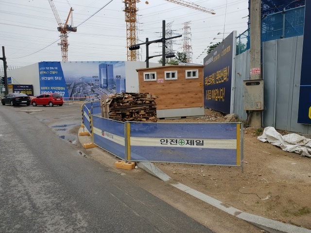 ▲ 동탄테크노밸리 도시첨단산업단지 업무시설 신축 현장 주변 인도에 이동식 화장실과 공사 자재가 쌓여있다.홍완식기자