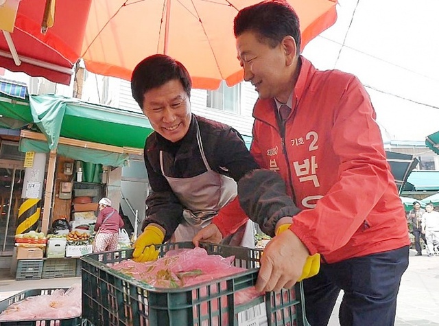 박윤배 자유한국당 부평구청장 예비후보가 부평지역 전통시장을 찾아 상인들의 일손을 도와주며 지지를 호소하고 있다.