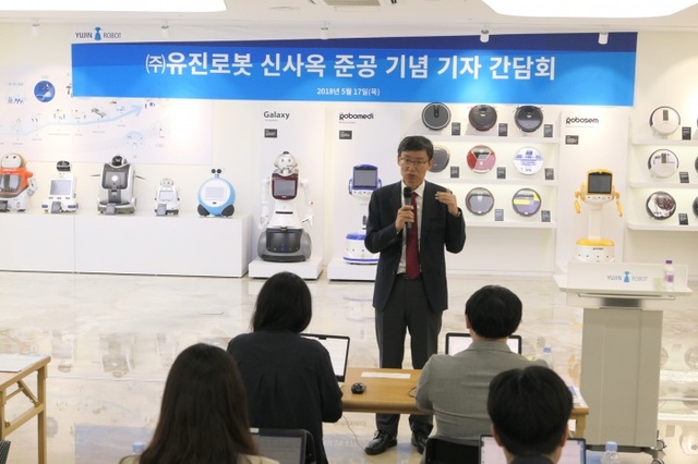 ▲ 유진로봇_송신사옥준공기념기자간담회_CEO신경철회장_2