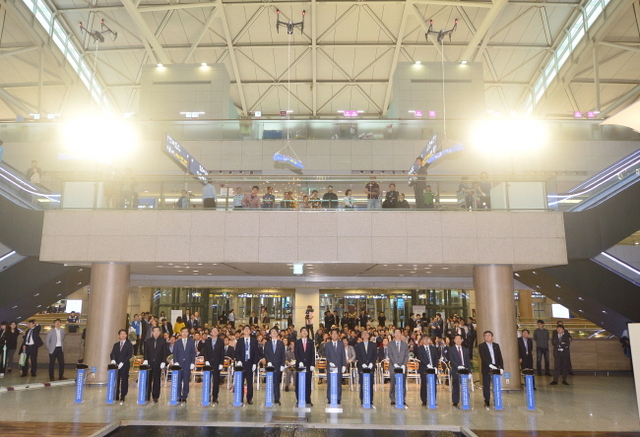 ▲ 17일 오후 인천공항 항행 안전시스템 15만 시간 무중단 운영 기념식 행사가 열린 인천시 중구 영종도 인천공항 제1여객터미널 밀레니엄 홀에서 15만 시간(17년 2개월) 무중단, 무사고 대기록 달성을 축하하는 안전 슬로건 선포식 퍼포먼스가 열리고 있다.장용준기자