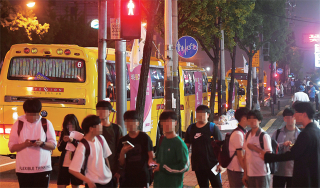 ▲ 지난 16일 오후 수원시 팔달구 KBS수원센터 맞은편 도로에 학생들을 태우기 위한 버스들이 불법 정차하고 있어 운전자들이 불편을 겪고 있다. 조태형기자